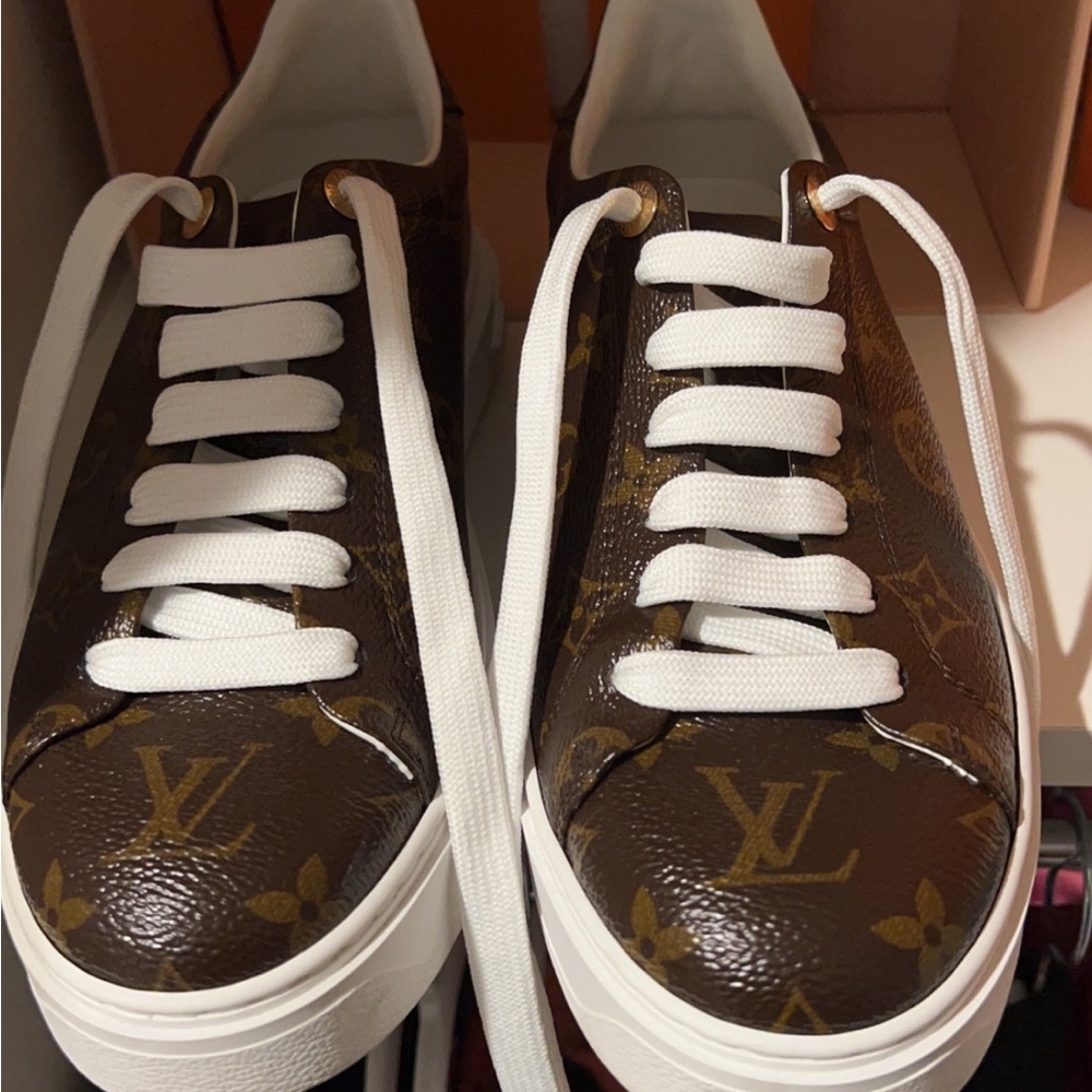 Authentic LV sneakers in Excellent Condition ! Worn once and comes with box.